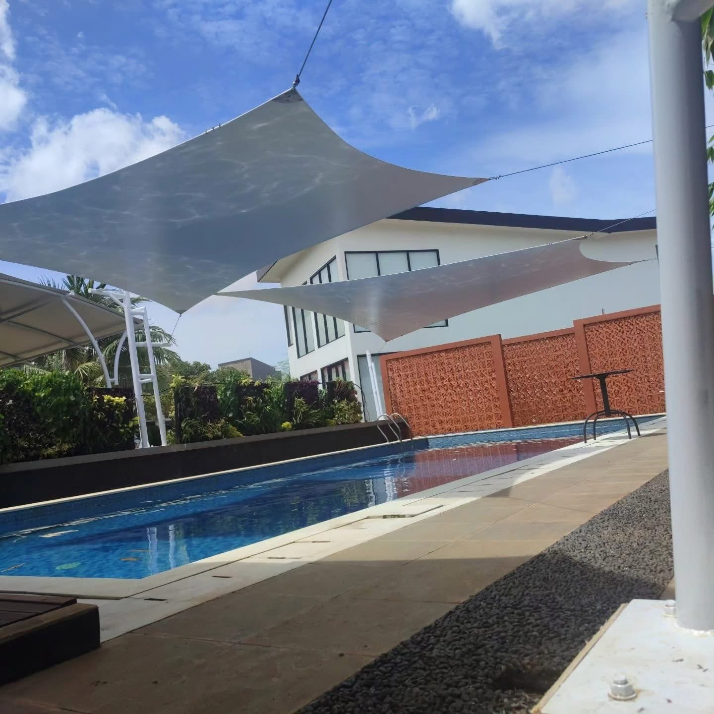 Kanopi Tenda Membran Modern untuk Kolam Renang