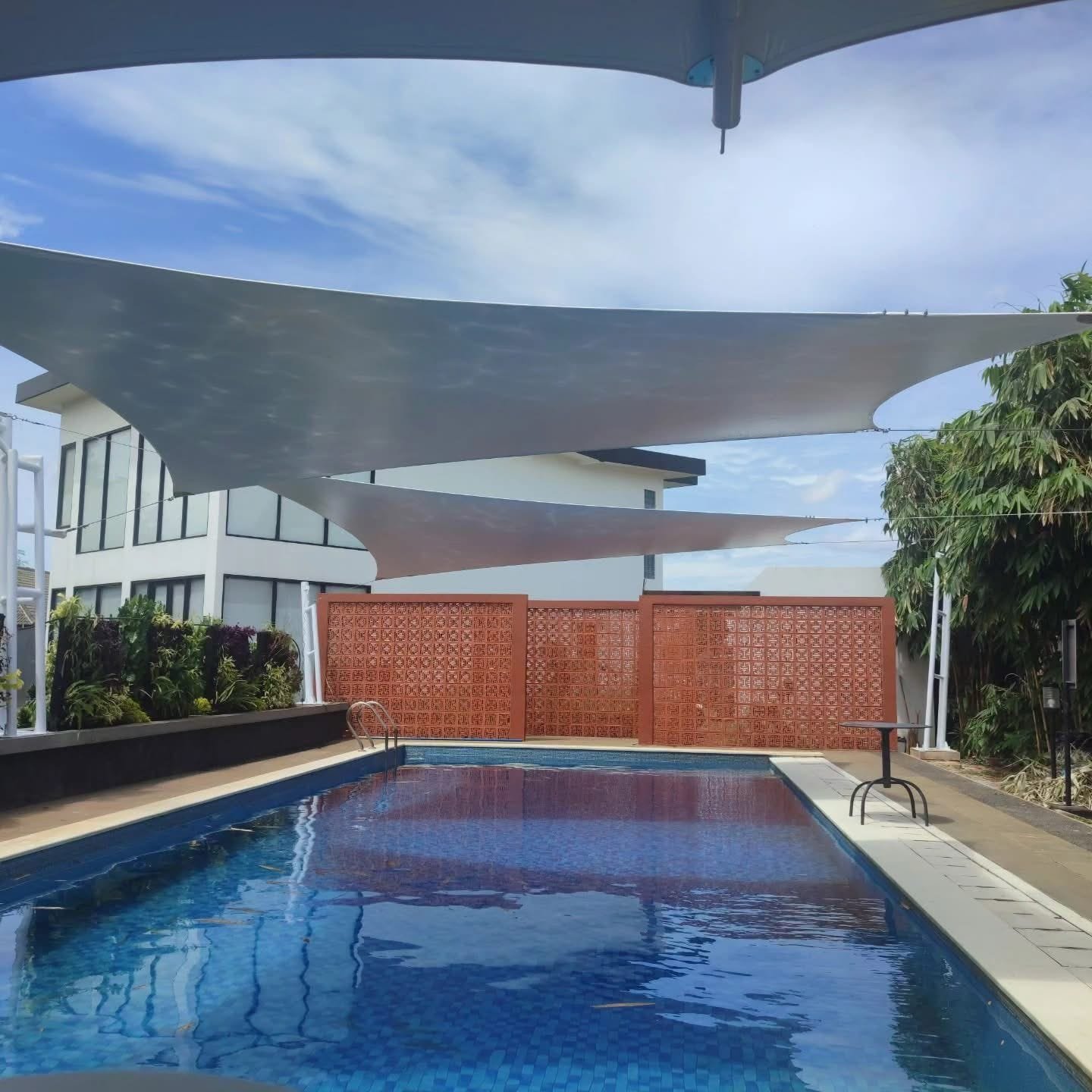 Manfaat Tenda Membran untuk Peneduh Kolam Renang