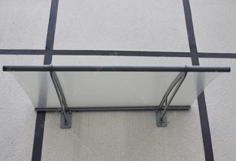 Kanopi kaca elegan di atas pintu masuk